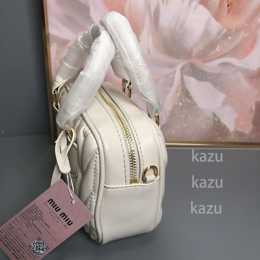 ミュウミュウ キルティング風レザーホワイトショルダーバッグ