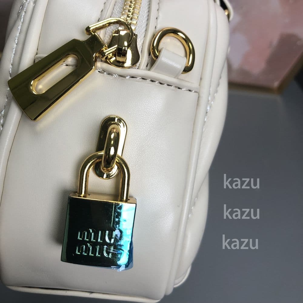 ミュウミュウ キルティング風レザーホワイトショルダーバッグ