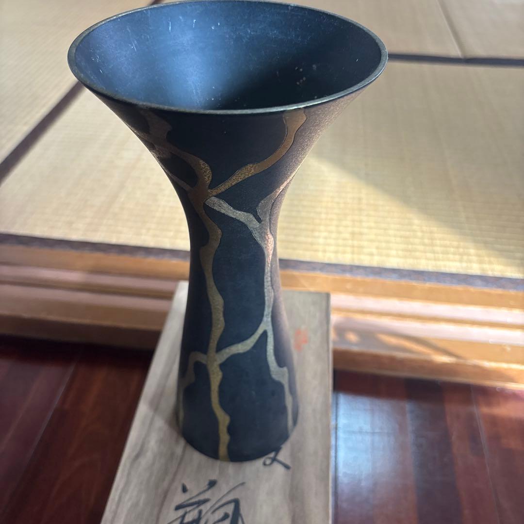 黒色 陶器 花瓶 金色模様