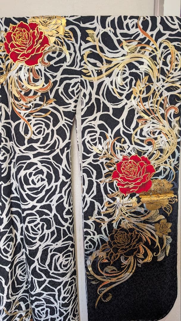 【超美品•現代柄】黒地に華やかな白と赤と金のバラの振袖＆袋帯のセット♪172cm